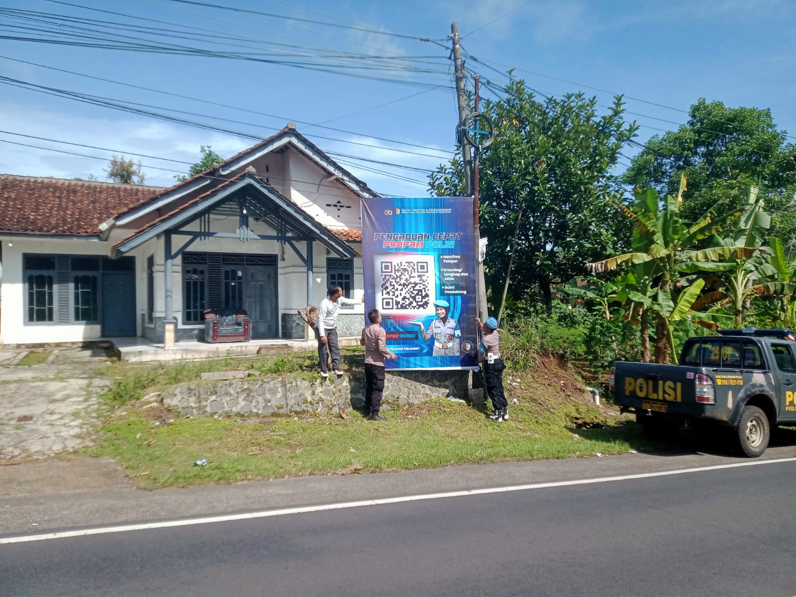 Tingkatkan Kepercayaan Masyarakat, Polsek Cipaku Pasang Barcode Propam Polri di Area Publik Ciamis