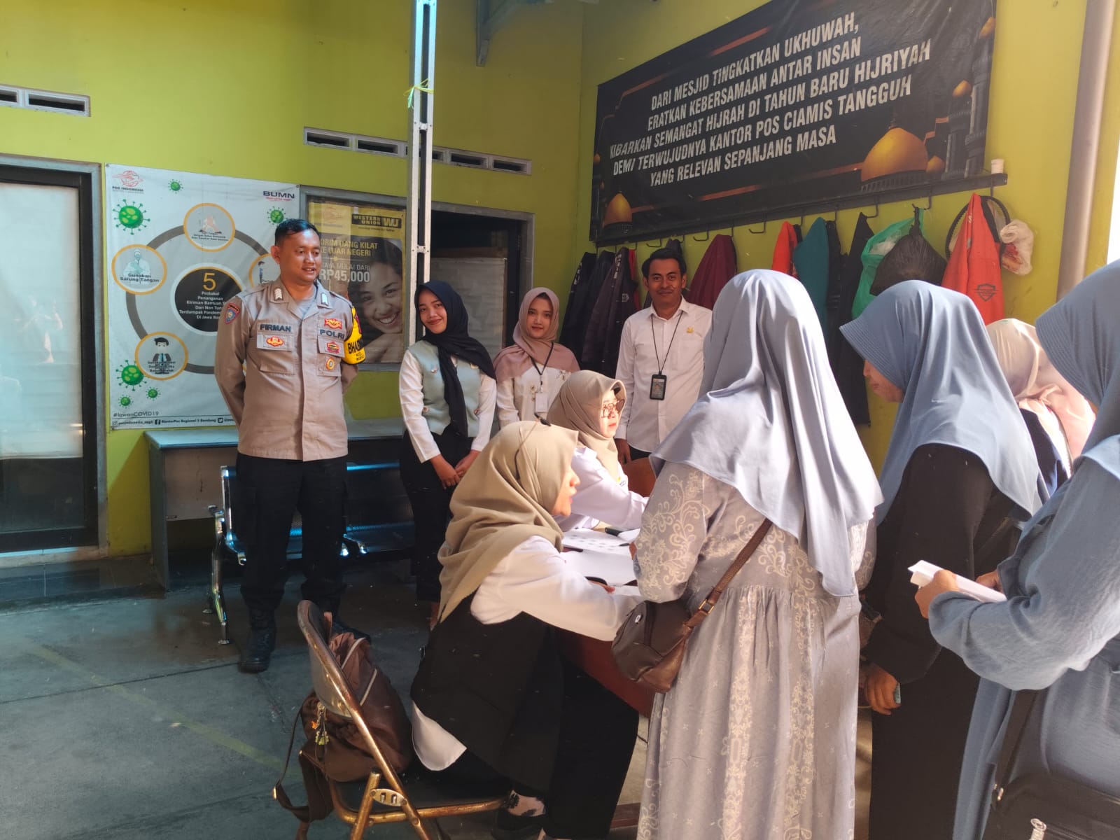 Pastikan Berjalan Aman, Polsek Ciamis Awasi Pembagian BLTS Kesra Kelurahan Ciamis