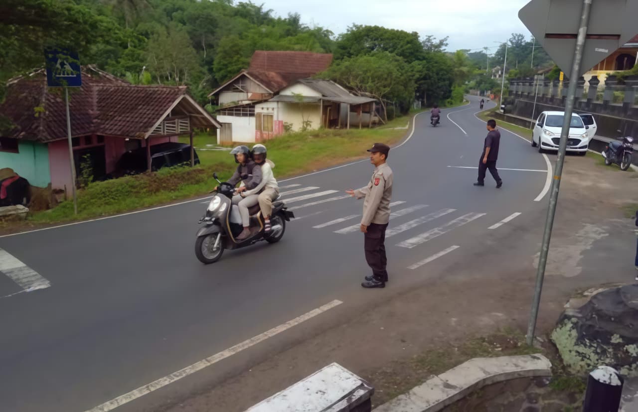 Polsek Cimaragas Tingkatkan Pelayanan Pagi Melalui Strong Point di Depan SMPN 1 Cimaragas, Warga Apresiasi Kehadiran Polisi di Jam Sibuk