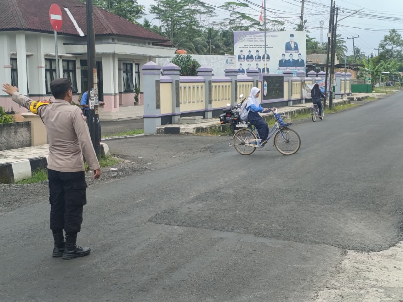 Pengaturan Lalu Lintas Pagi, Cara Polsek Lakbok Polres Ciamis Beri Pelayanan Prima ke Masyarakat