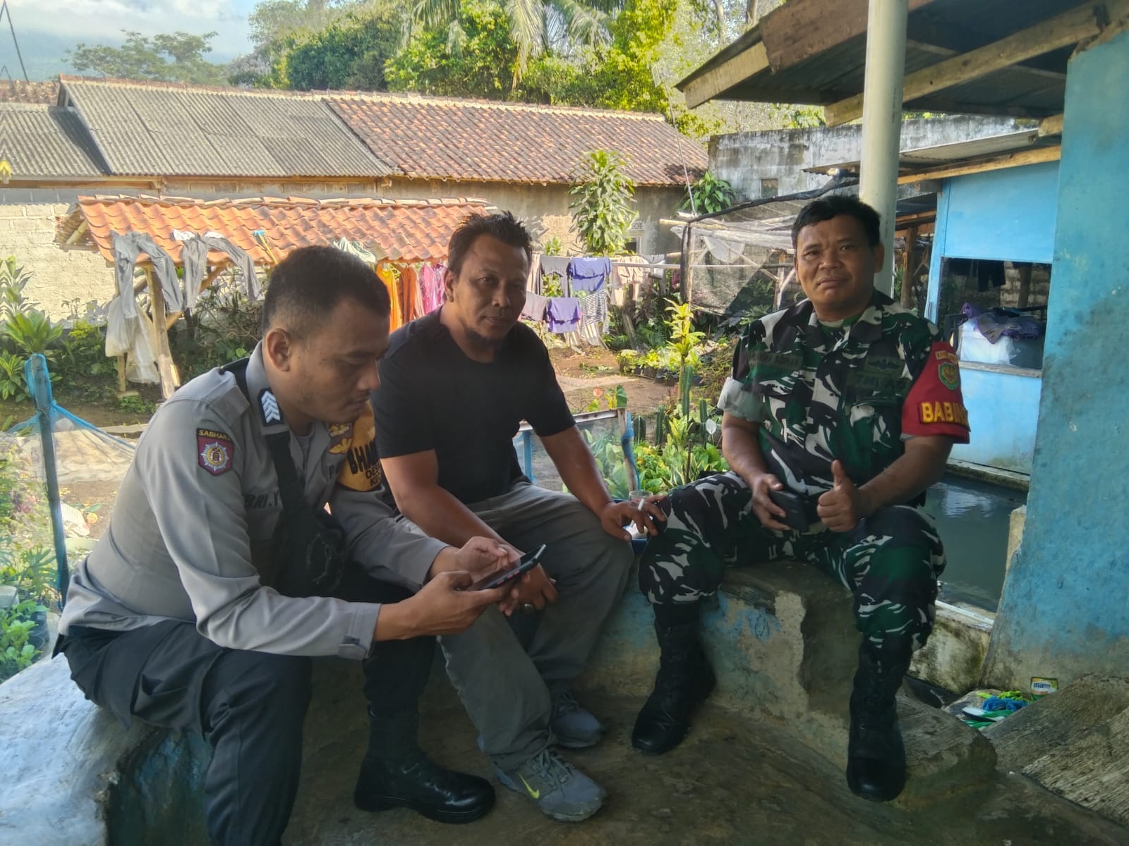 Sinergitas TNI–Polri, Bhabinkamtibmas Polsek Cijeruk dan Babinsa Sambang Warga di Desa Pasir Jaya