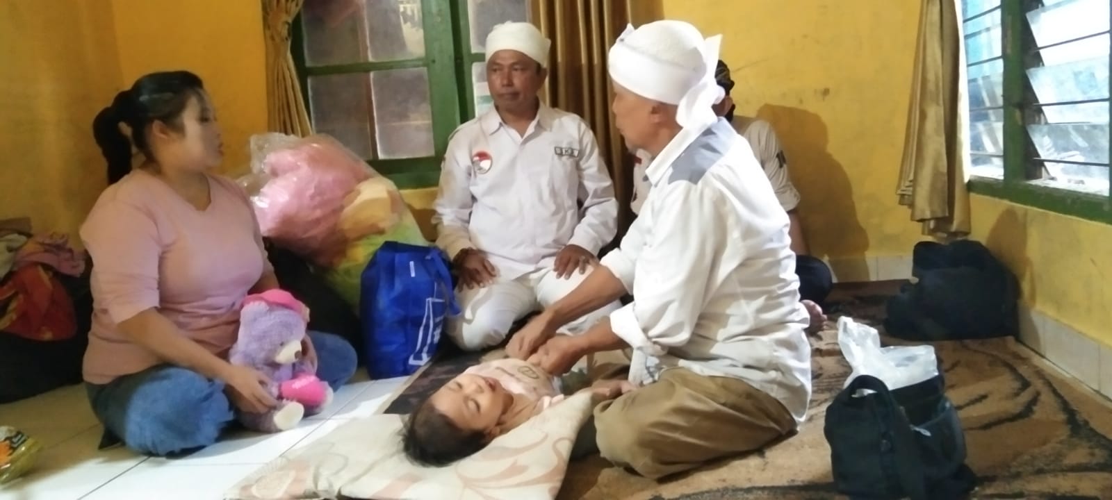 Bentuk Cinta Dan Kepedulian Tim SKD Sukabumi Sambangi Warga Yang Sakit di Kampung Cicuol Desa Nyangkowek