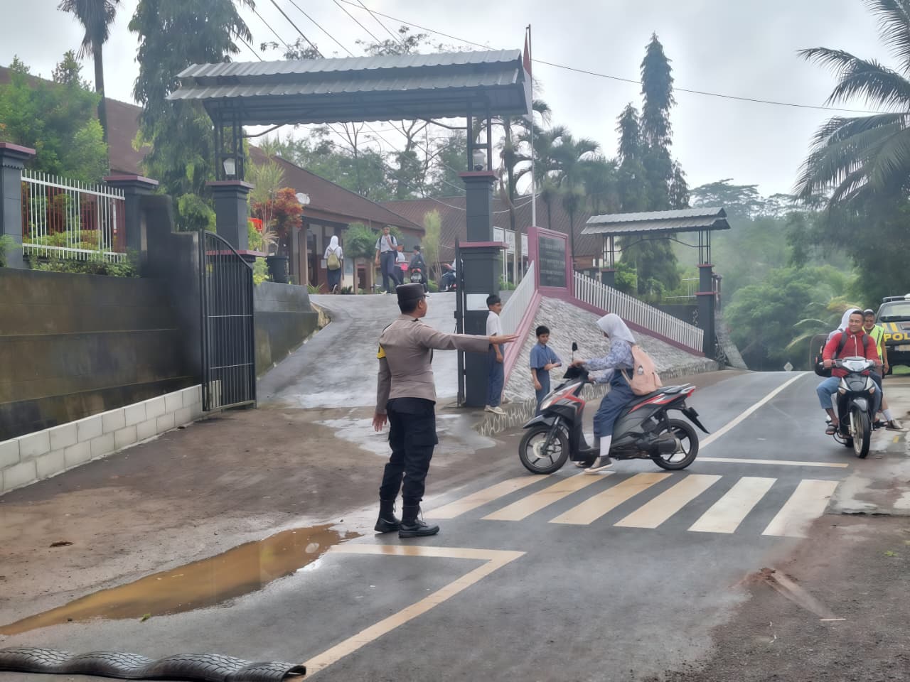 Polsek Sukadana Perkuat Pengamanan Pagi Melalui Strong Point di Depan SMPN 1 Sukadana, Warga Rasakan Kelancaran Arus Lalu Lintas