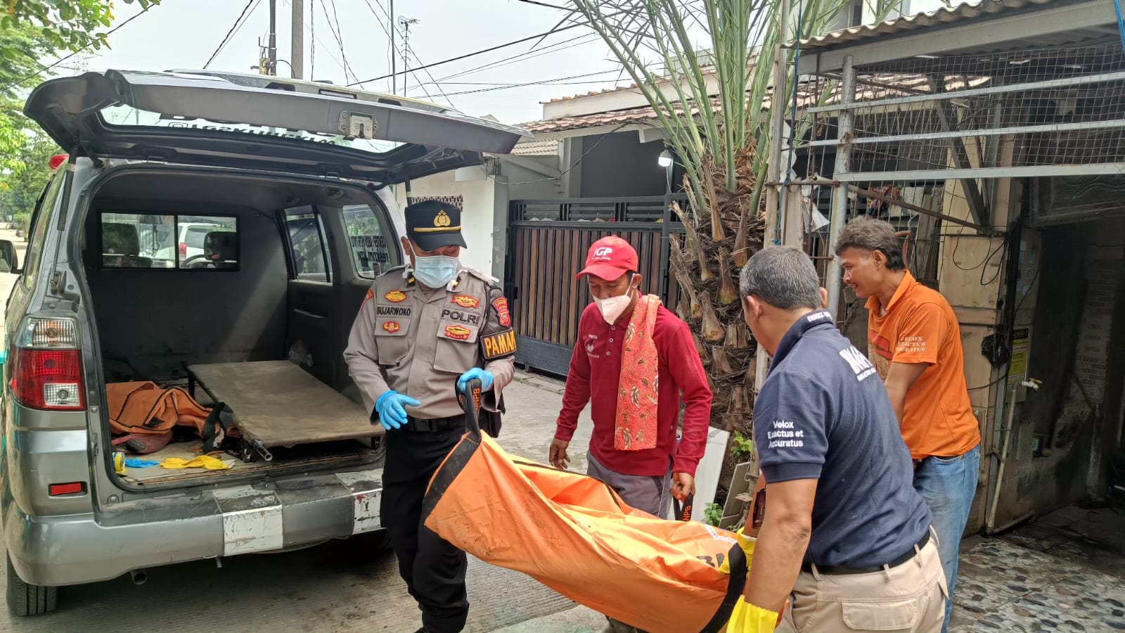 Pamapta 1 Polres Karawang Lakukan Pengecekan TKP Temuan Mayat di Perum Griya Indah, Ciampel