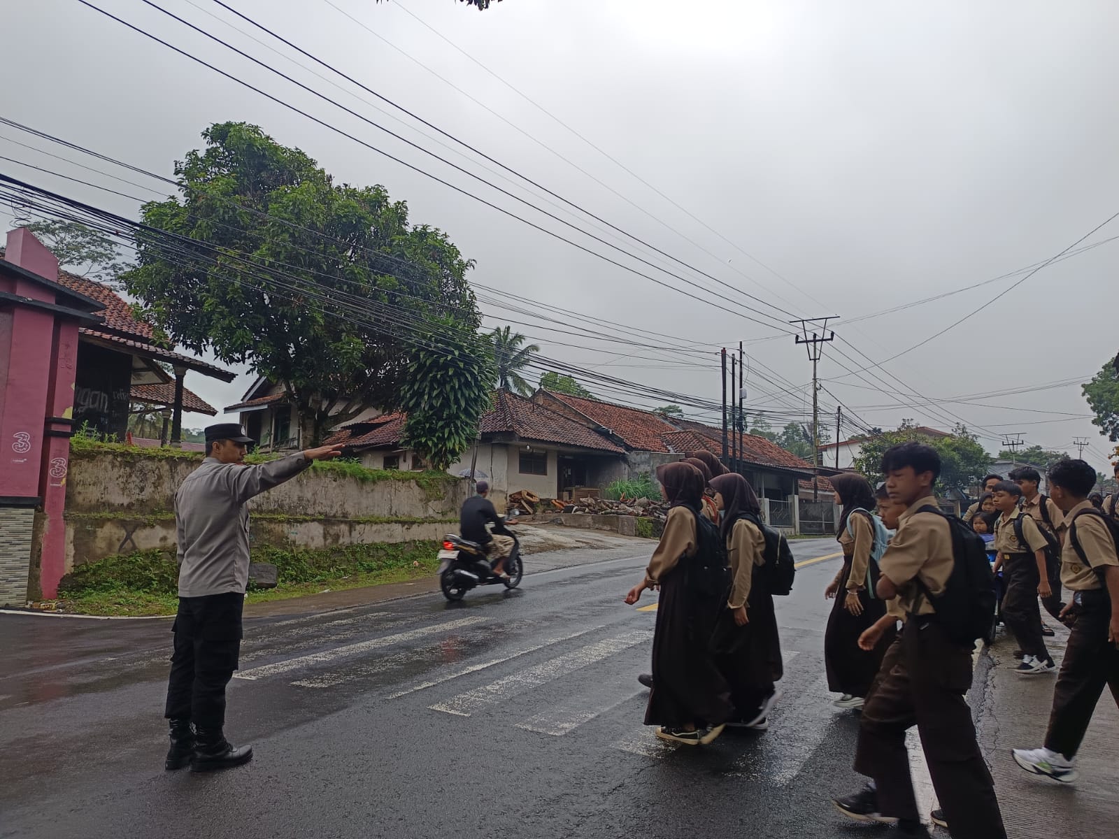 Polsek Cihaurbeuti Tingkatkan Pelayanan Publik Melalui Strong Point di Depan Sekolah, Pastikan Keamanan Pelajar dan Warga Terjamin
