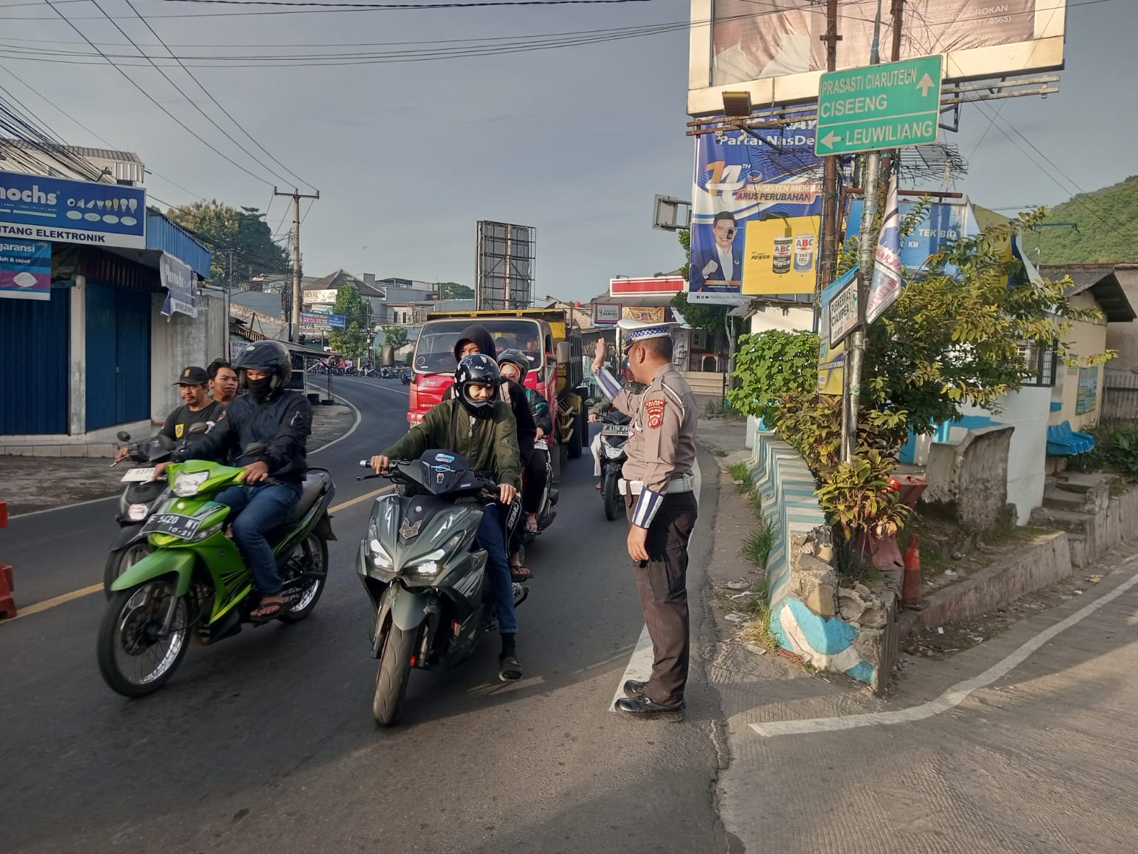 Anggota Polsek Ciampea Polres Bogor Laksanakan Pengaturan Lalu Lintas Pagi Hari