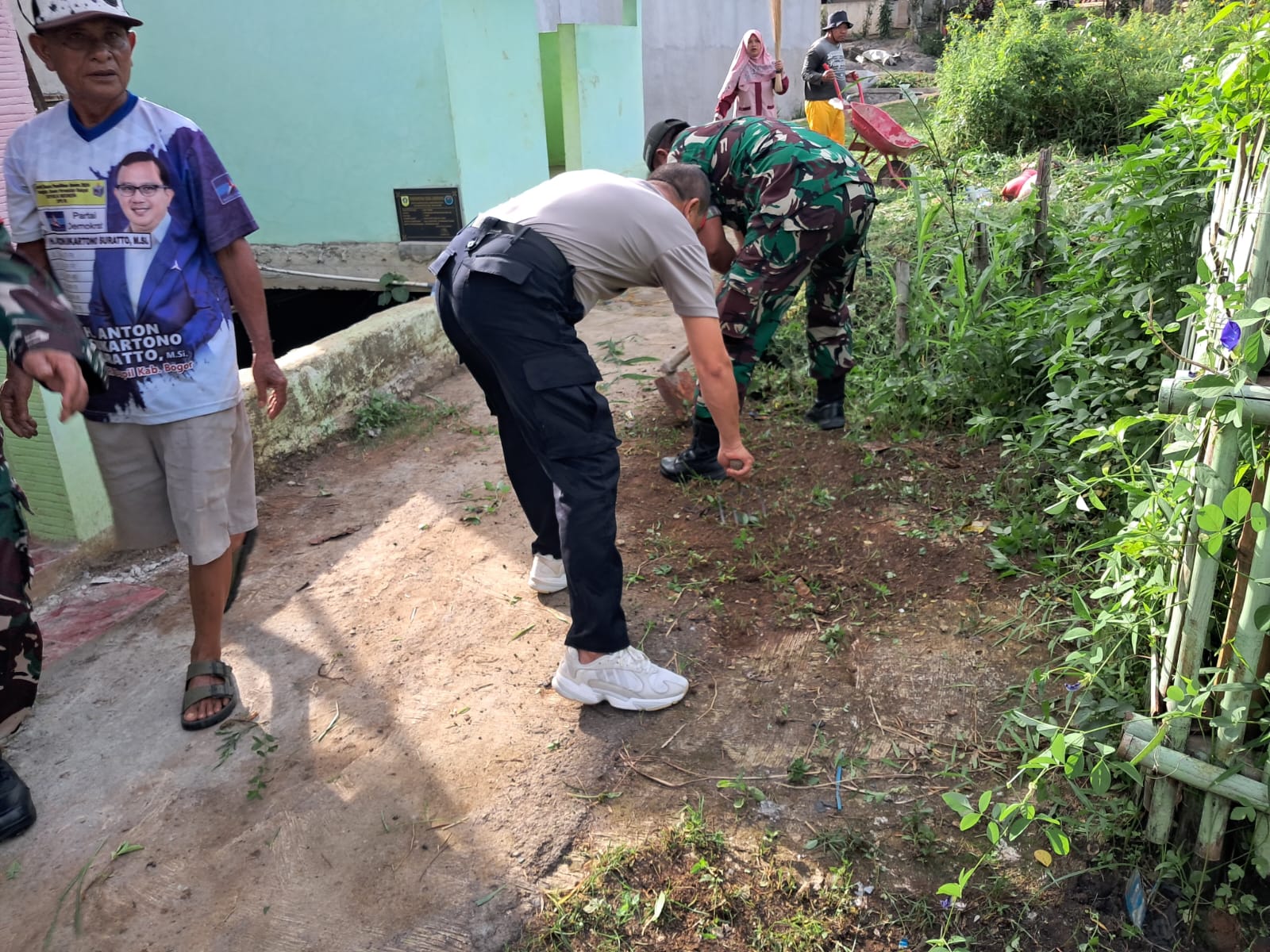 Bhabinkamtibmas Bersama Babinsa Laksanakan Coolling System Dalam Rangka Kegiatan Kerja Bakti Bersama Warga.