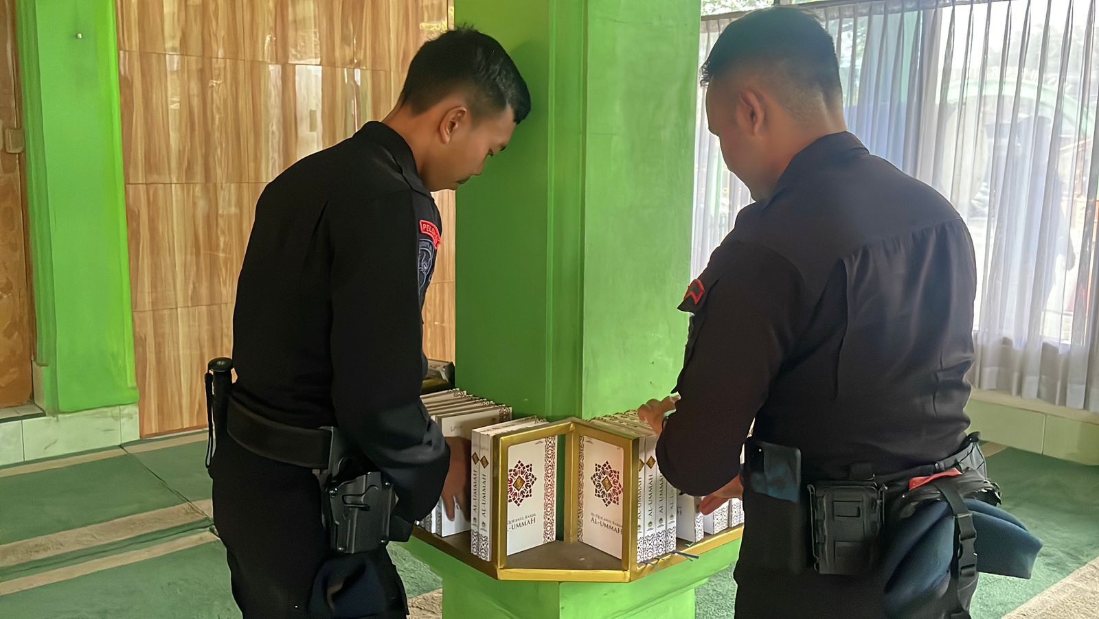 Brimob Jabar Gelar Baksos Bersihkan Masjid Besar Rancaekek