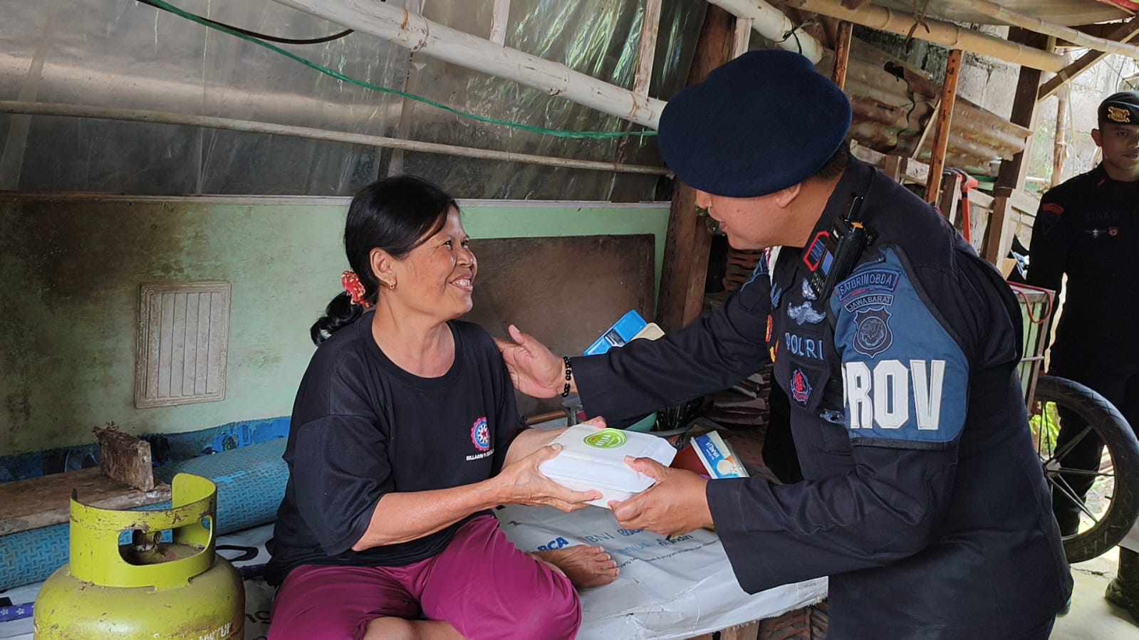 Berbagi Itu Indah, Satbrimob Polda Jabar Kembali Gelar Jumat Berkah Bagikan Makanan Gratis