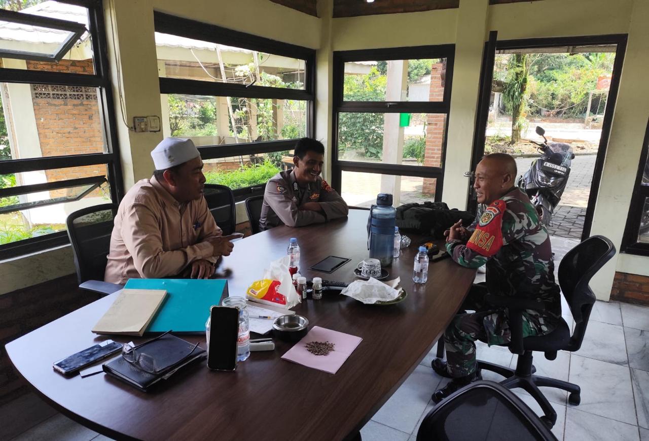 Cegah Gangguan Kamtibmas, Bhabinkamtibmas Polsek Kemang Lakukan Sambang dan Imbauan Keamanan