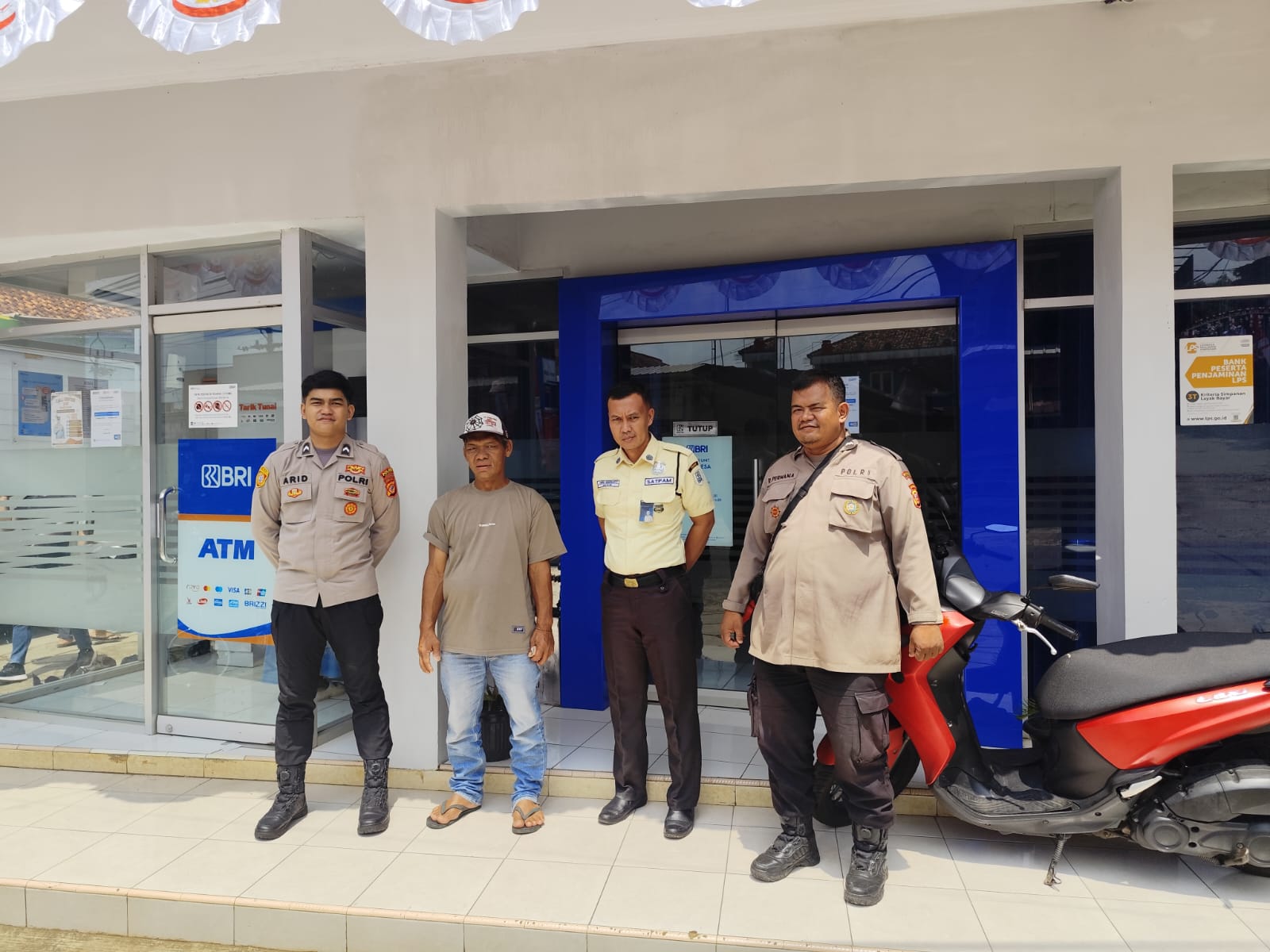 Polsek Cipaku Perkuat Kedekatan dengan Warga Lewat Silaturahmi ke Perusahaan Tahu Bulat Asian