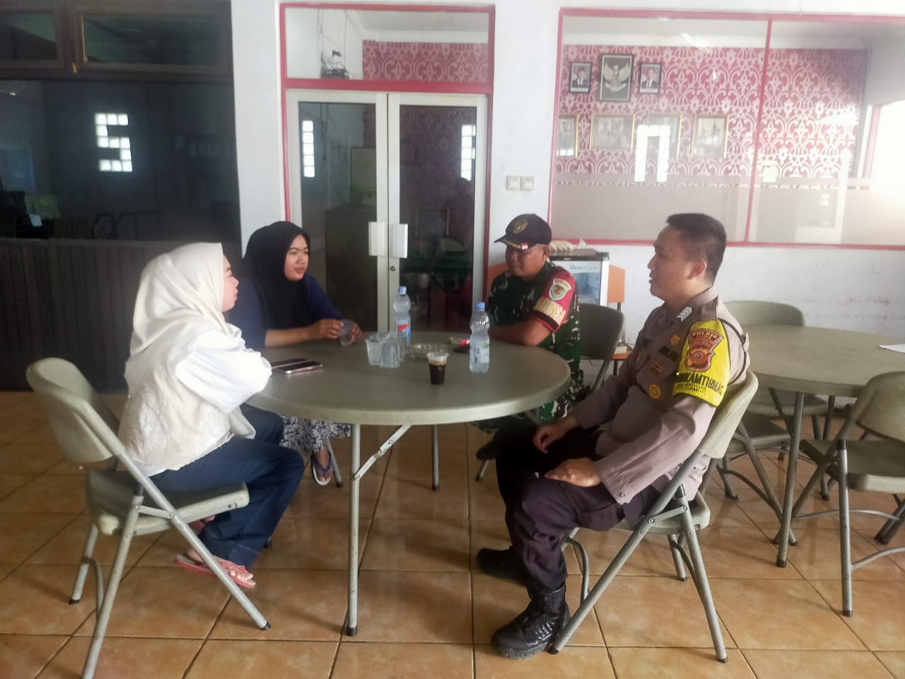 Polsek Cipaku Perkuat Kedekatan dengan Warga Lewat Silaturahmi ke Perusahaan Tahu Bulat Asian