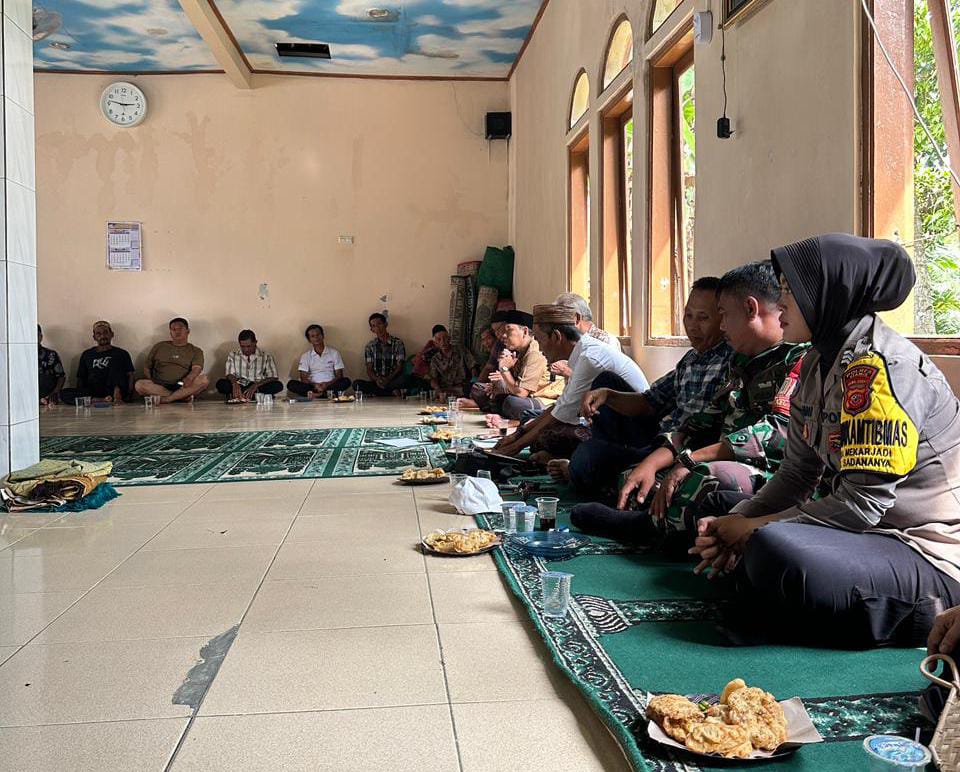 Bhabinkamtibmas Desa Mekarjadi Hadiri Musyawarah Pengelolaan Sarana Air Bersih, Wujud Kepedulian Polri dalam Mendukung Pembangunan Desa dan Kamtibmas Kondusif