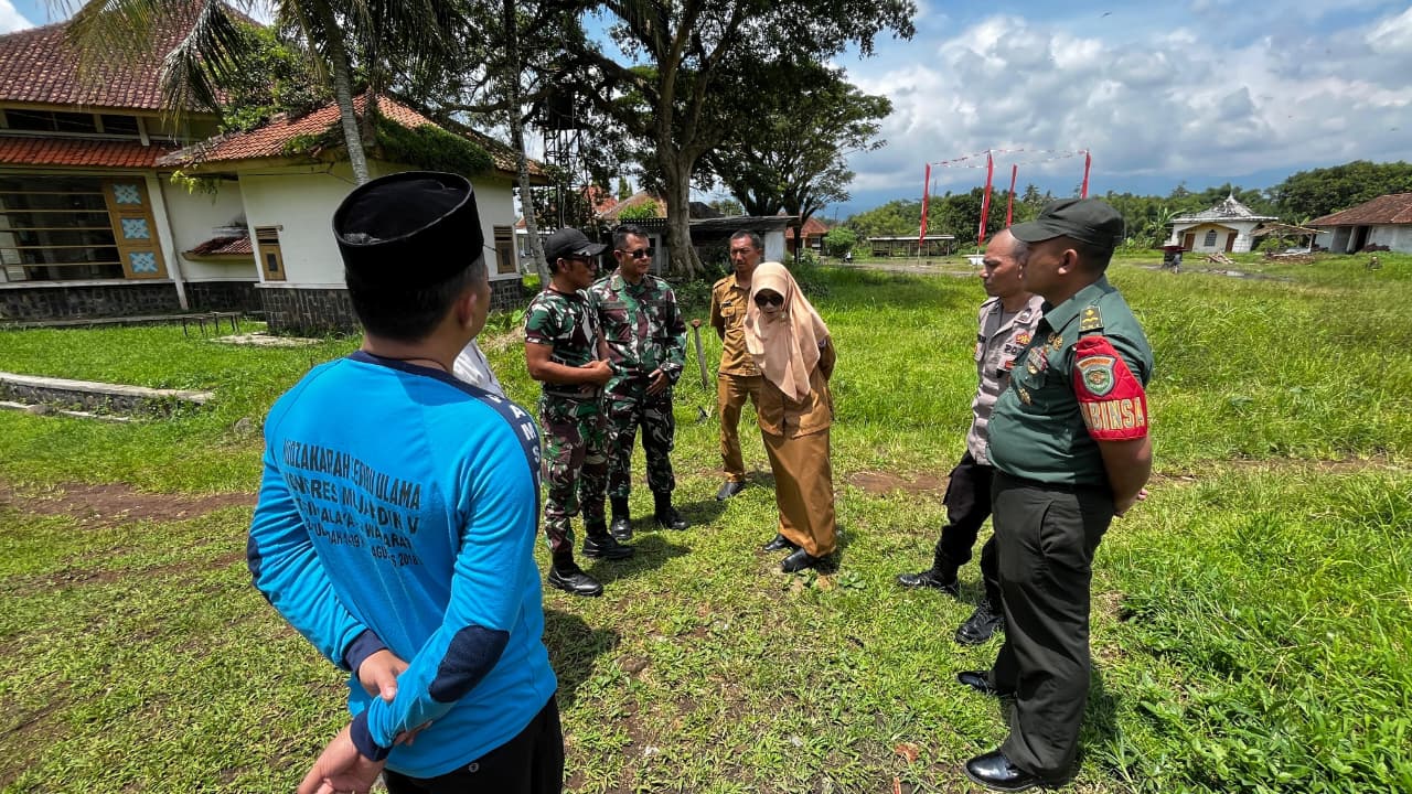 Polsek Cihaurbeuti Ikuti Peletakan Batu Pertama Koperasi Merah Putih di Desa Cihaurbeuti