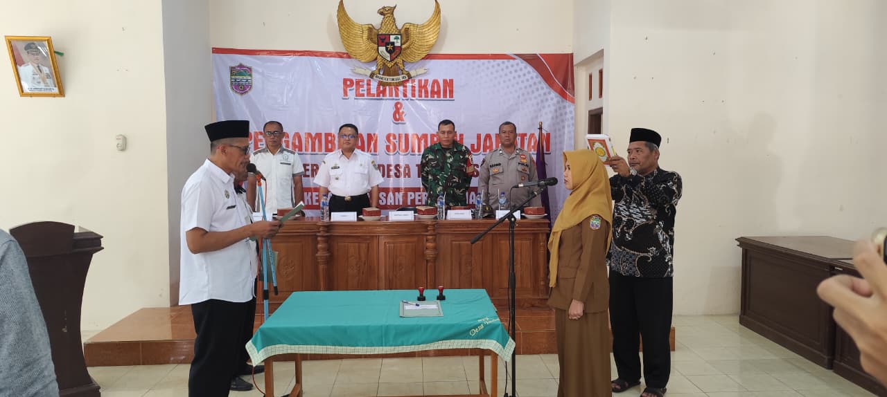 Polsek Rancah Hadiri Pengambilan Sumpah Jabatan Perangkat Desa Tambaksari, Wujud Dukungan Polri terhadap Pemerintahan Desa yang Transparan dan Kondusif