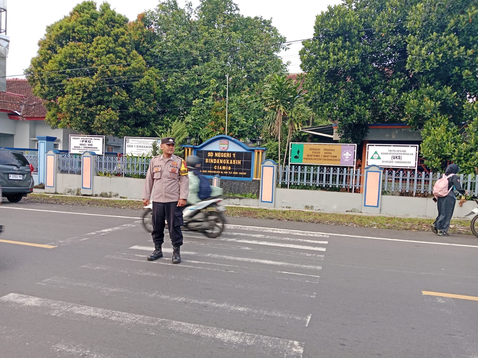 Pelayanan Masyarakat, Anggota Polsek Cikoneng Turun ke Jalan Bantu Orang Menyebrang dan Gatur