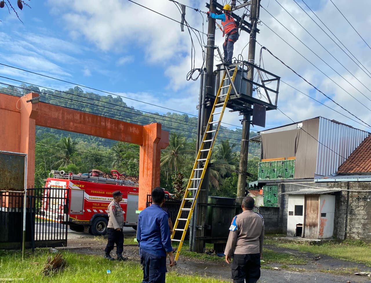 Diduga Konsleting Listrik, Polsek Pamarican Polres Ciamis Datangi TKP Gardu Listrik di Kertahayu