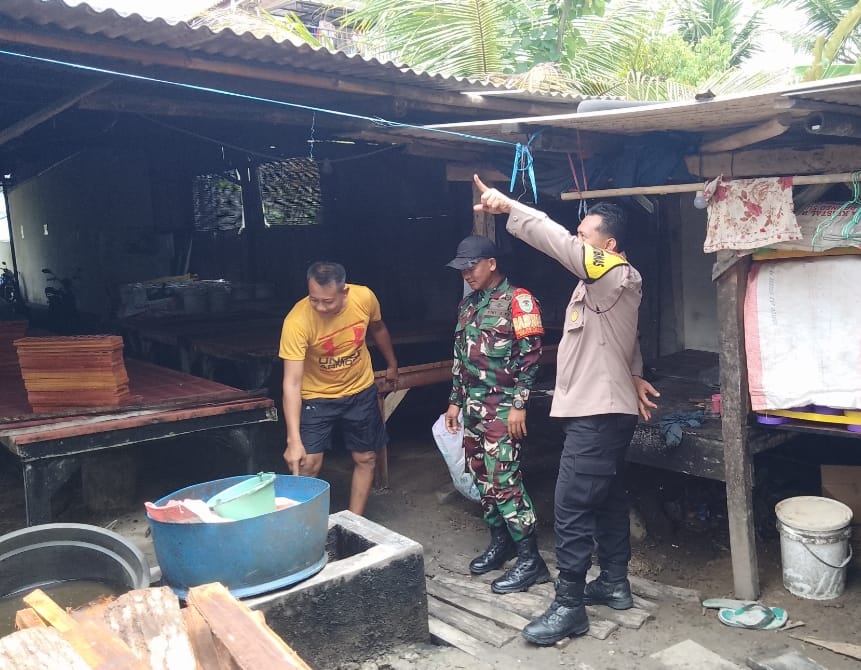 Perkuat Sinergitas, Polsek Lakbok Polres Ciamis Koorkom Kamtibmas ke Pelaku Usaha Gula Merah