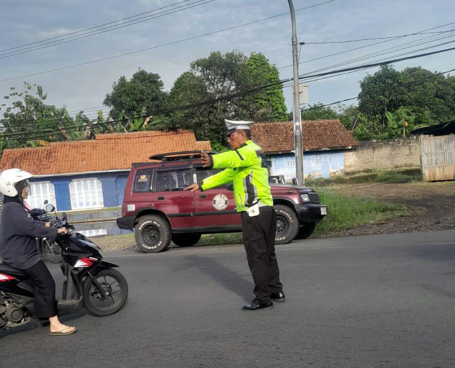 Pelayanan Masyarakat, Anggota Polsek Cikoneng Turun ke Jalan Bantu Orang Menyebrang dan Gatur