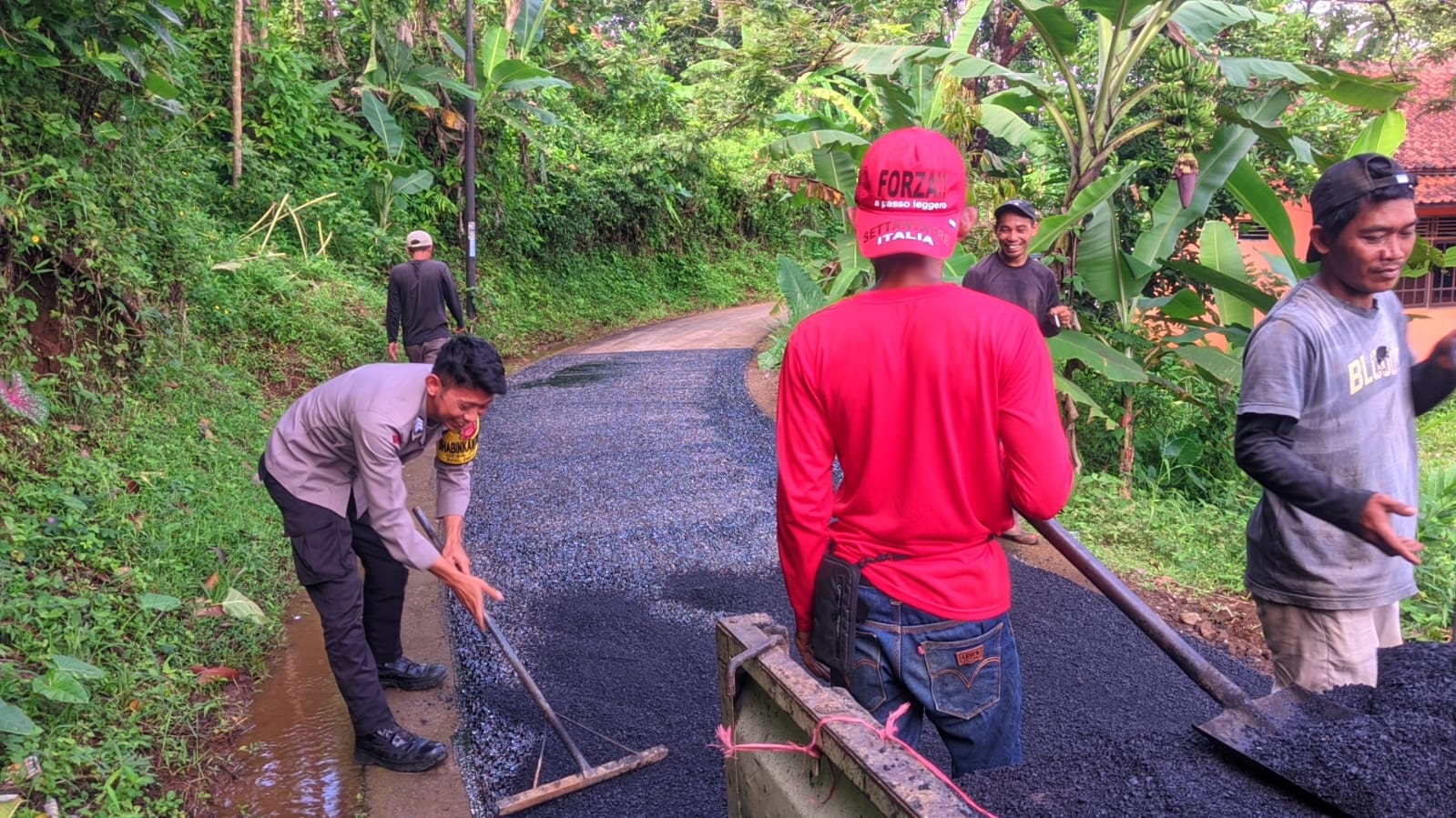 Humanis, Polsek Cikoneng Polres Ciamis Monitoring Pengecoran Jalan Dusun Jalatrang