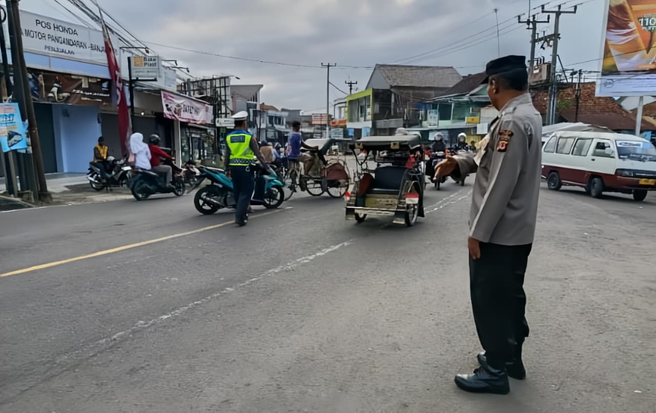 Pelayanan Masyarakat, Polsek Banjarsari Polres Ciamis Siaga di Jalur Rawan dan Padat Lalu Lintas