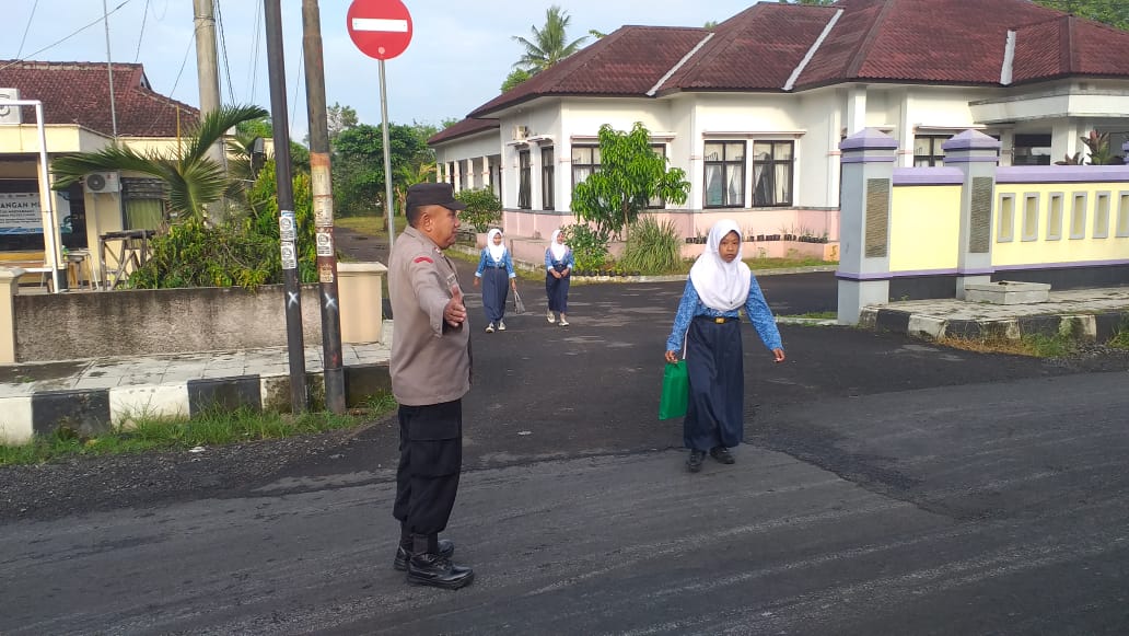 Polsek Lakbok Tingkatkan Pelayanan Pagi Hari, Pengaturan Lalu Lintas di Depan SMPN 1 Lakbok Dapat Apresiasi Masyarakat