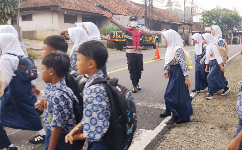 Polsek Cihaurbeuti Perkuat Pelayanan Pagi di Kawasan Sekolah, Wujud Kepedulian Polri terhadap Keselamatan Pelajar dan Masyarakat