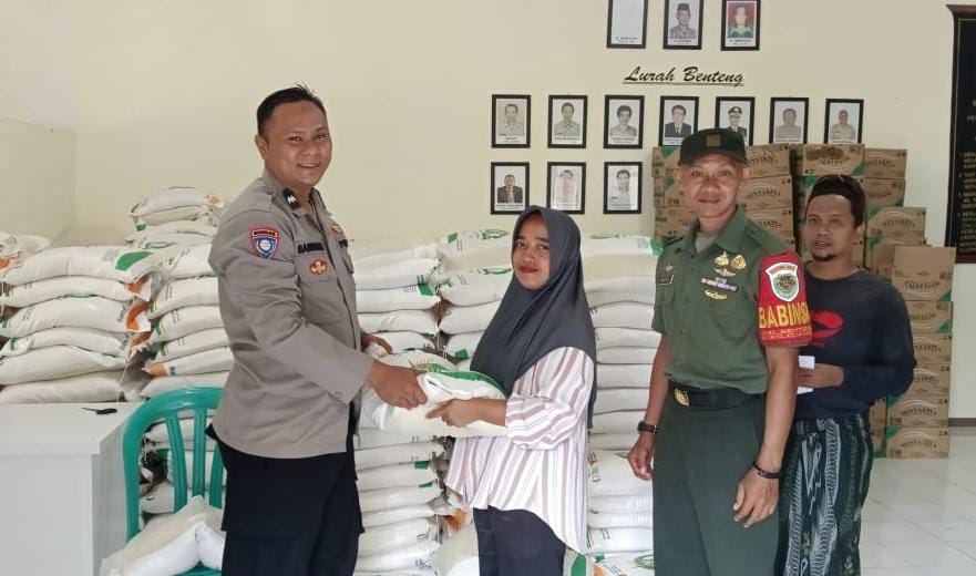 Polsek Ciamis Polres Ciamis Awasi Distribusi Bantuan Pangan ke Warga Kelurahan Benteng