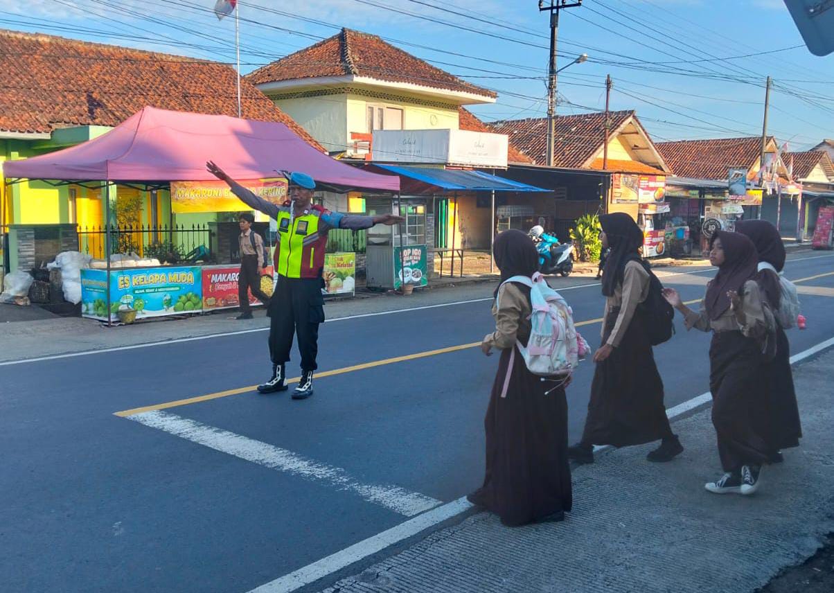 Pelayanan Masyarakat, Polsek Cipaku Polres Ciamis Siaga di Jalan Padat Saat Jam Sekolah