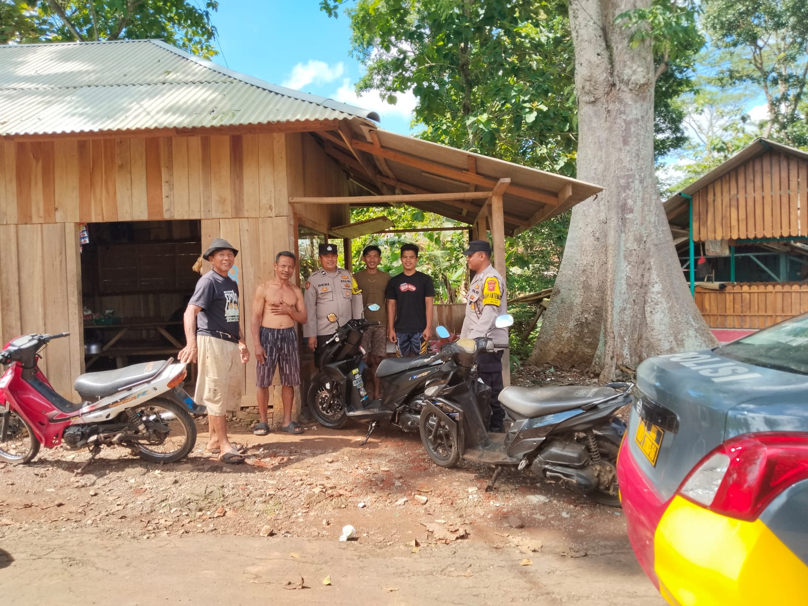 Berikan Rasa Nyaman, Dua Anggota Polsek Kawali Polres Ciamis Patroli Dialogis ke Masyarakat