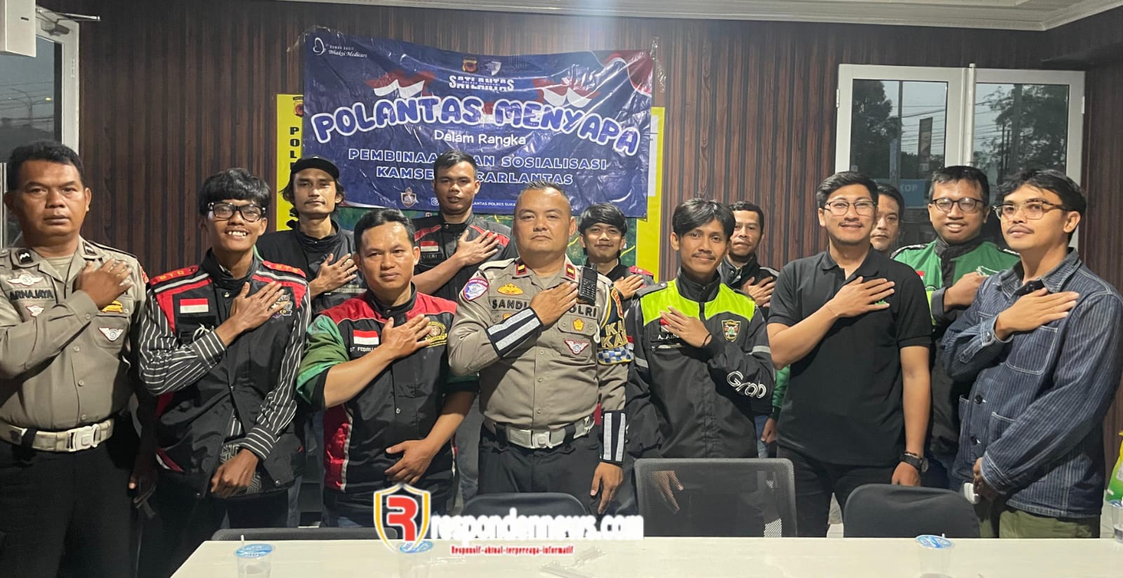 Jumat Berkah Satlantas Polres Sukabumi Bagikan Beras kepada Driver Ojol
