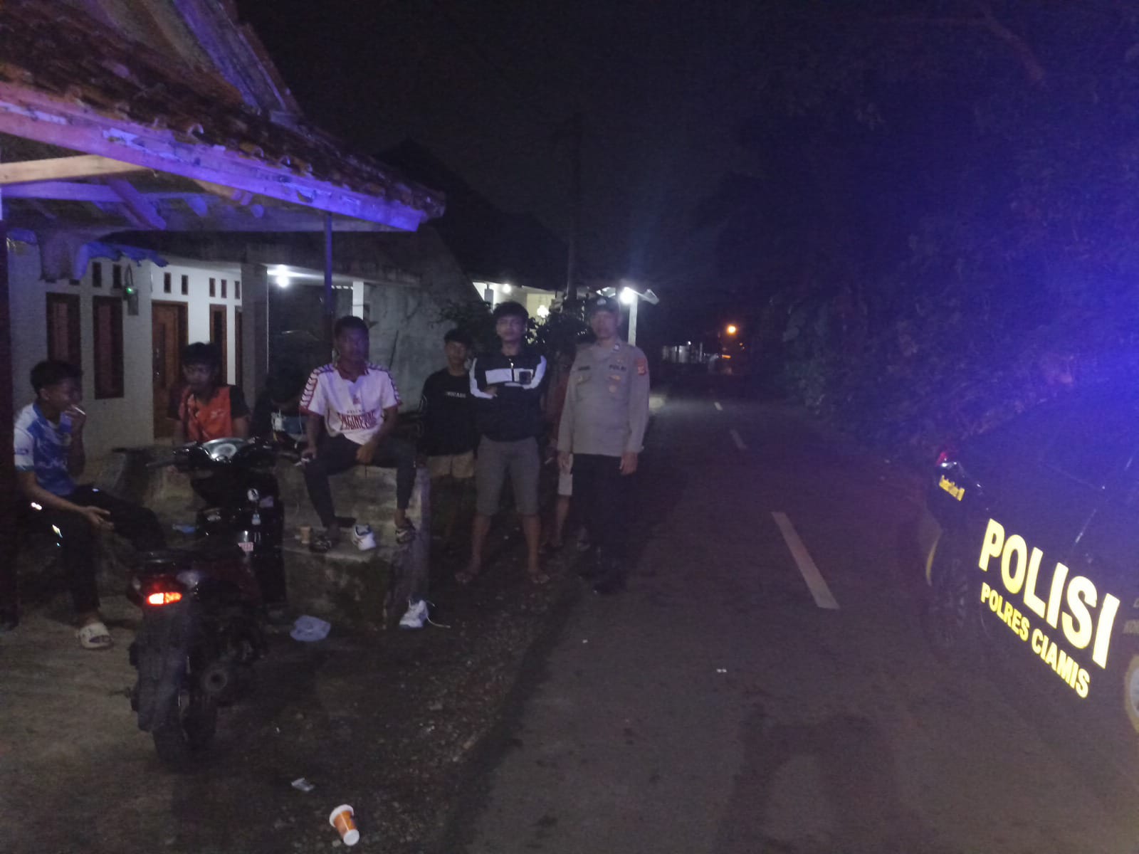 Berikan Rasa Aman, Personel Polsek Kawali Polres Ciamis Patroli Dialogis di Malam Hari