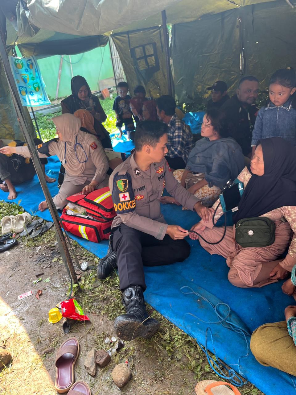 Polisi Gelar Pelayanan Kesehatan Proaktif bagi Pengungsi Longsor Arjasar