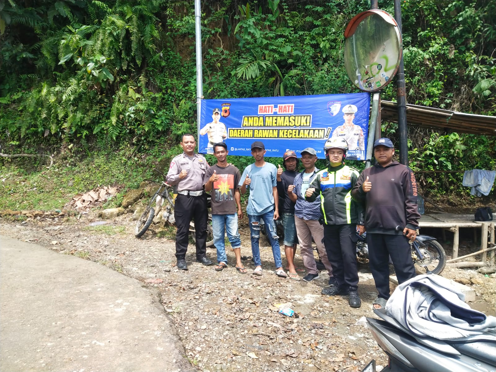 Tekan kecelakaan lalu lintas, Sat Lantas Polres Sukabumi sebar himbauan di lokasi rawan laka lantas