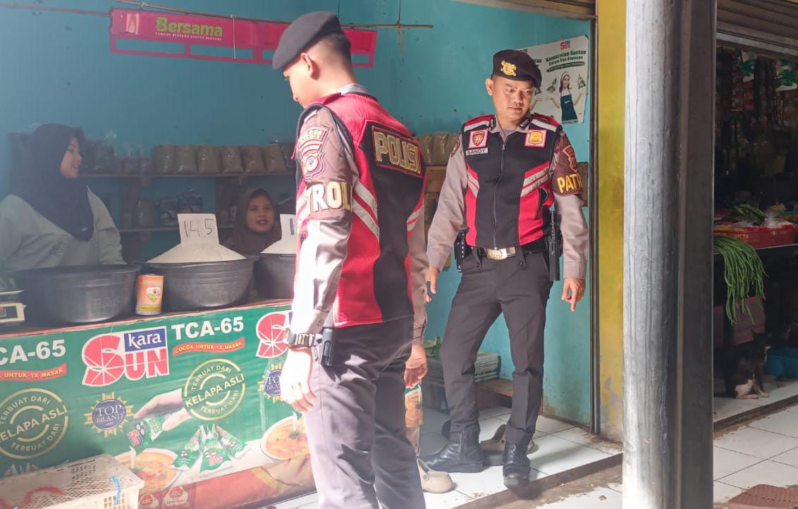 Pastikan Aman Jelang Nataru, Polres Ciamis Awasi Bahan Pokok di Pasar Imbanagara