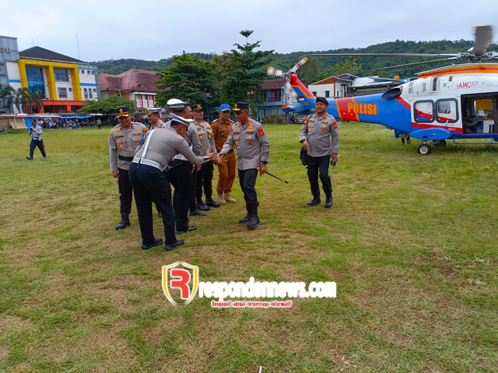 Lurah Cibadak Sambut Kapolda Jabar di Lapangan Sekarwangi