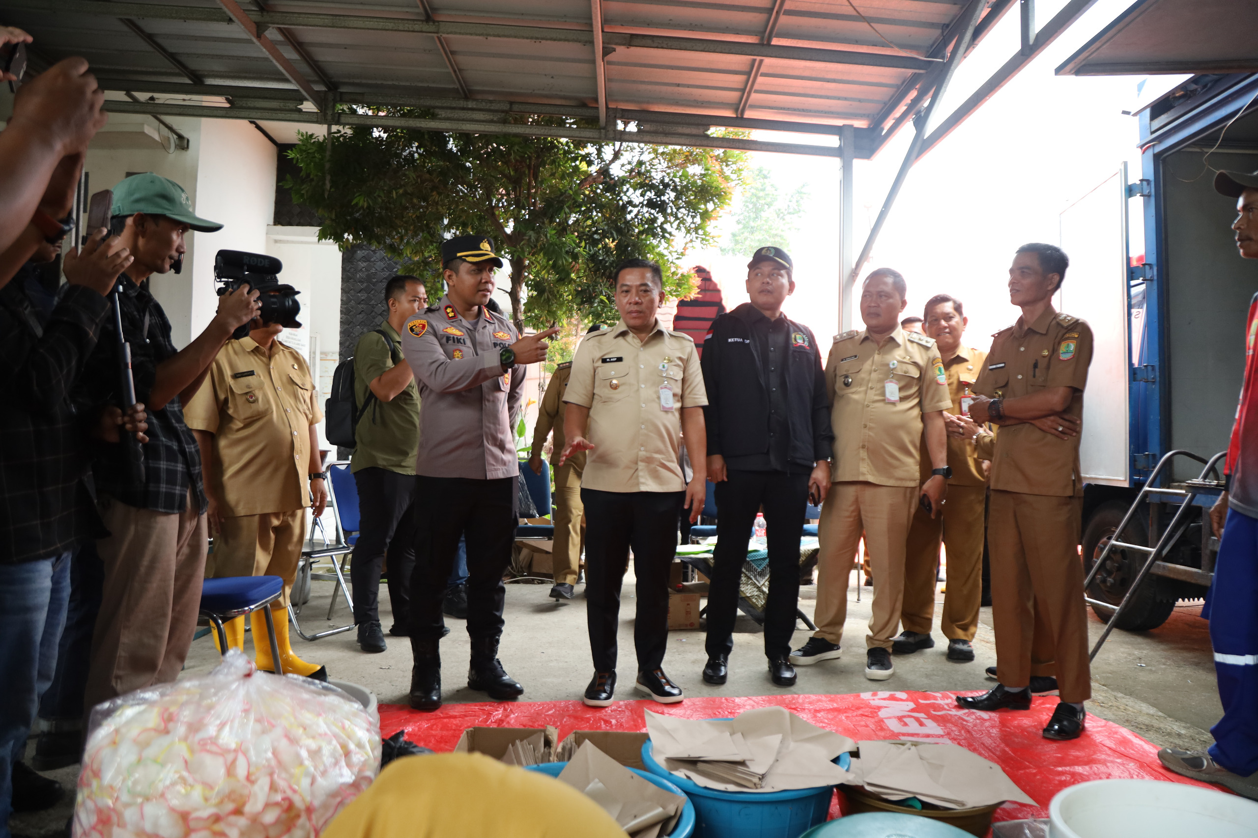 Kapolres Karawang Dampingi Forkopimda Tinjau Dapur Umum Desa Karangligar