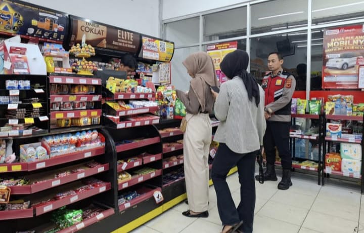 Personil Polsek Tegalwaru Giat Patroli Malam Monitor Minimarket di Wilayah Desa Cintalaksana