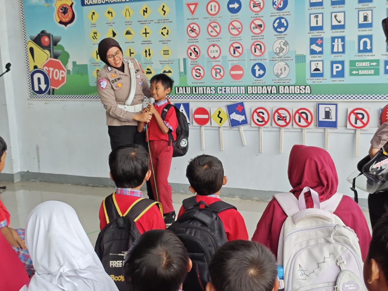 Kedatangan Siswa Siswi SD Negeri 1 Sindangrasa, Sat Lantas Polres Ciamis Menyambutnya