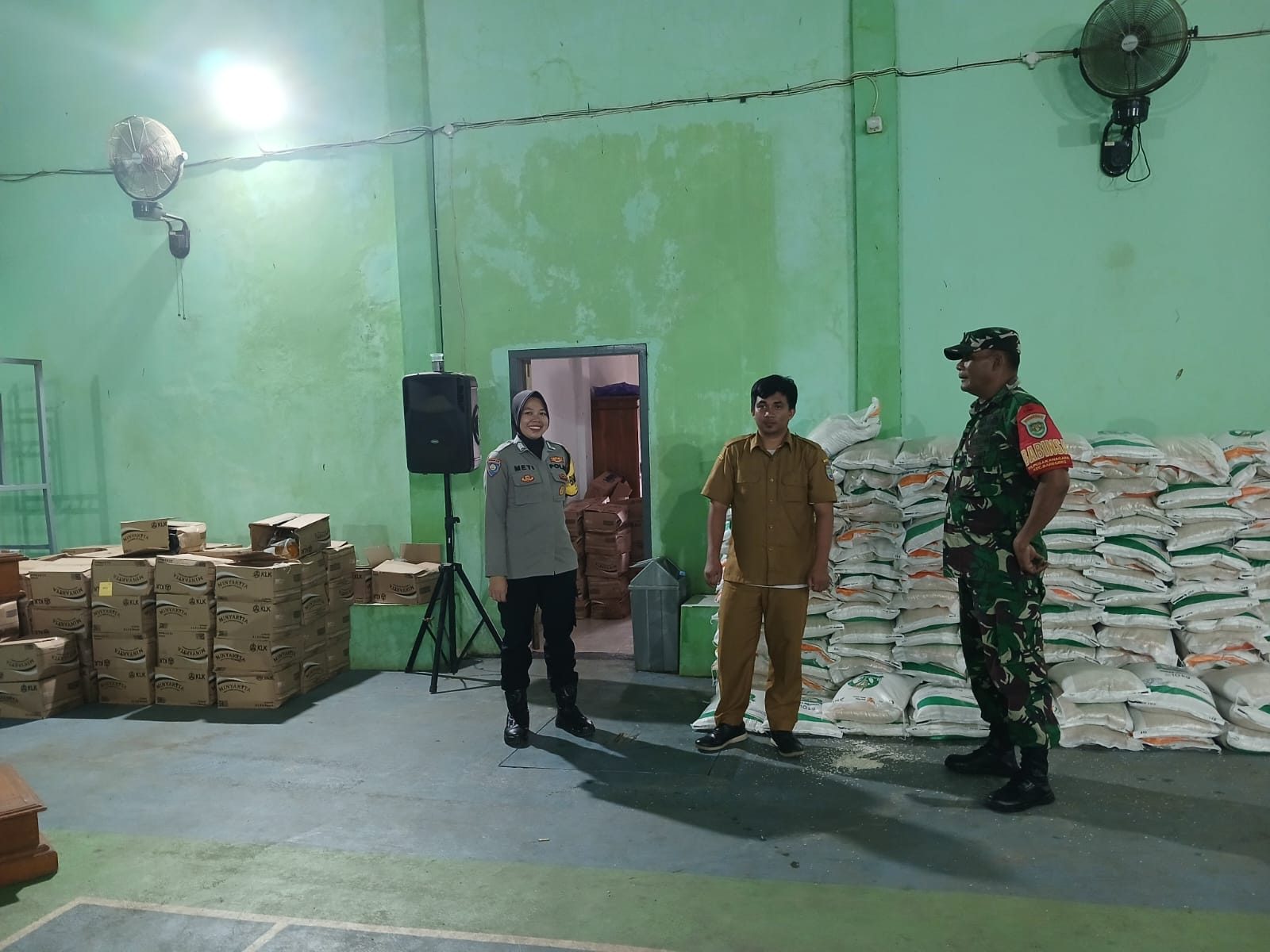 Polsek Baregbeg Perkuat Pengawasan Pangan, Kepolisian Monitoring Distribusi Bantuan Beras dan Minyak untuk Warga Pusakanagara