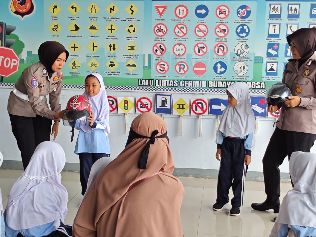 Edukasi Disiplin Berlalu Lintas, Sat Lantas Polres Ciamis Perkenalkan Cara Gunakan Helm yang Baik