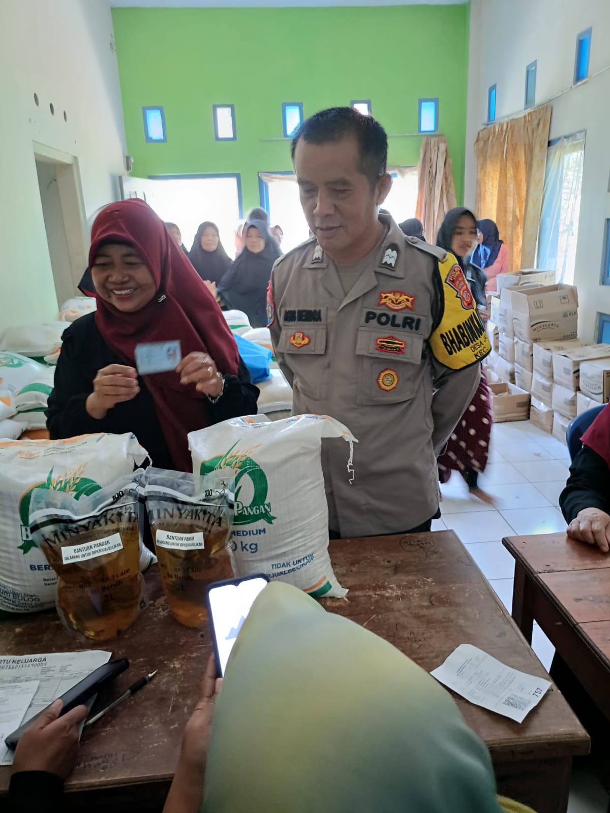 Polsek Cipaku Polres Ciamis Awasi Distribusi Bantuan Pangan ke Warga Cikandung Jalatrang