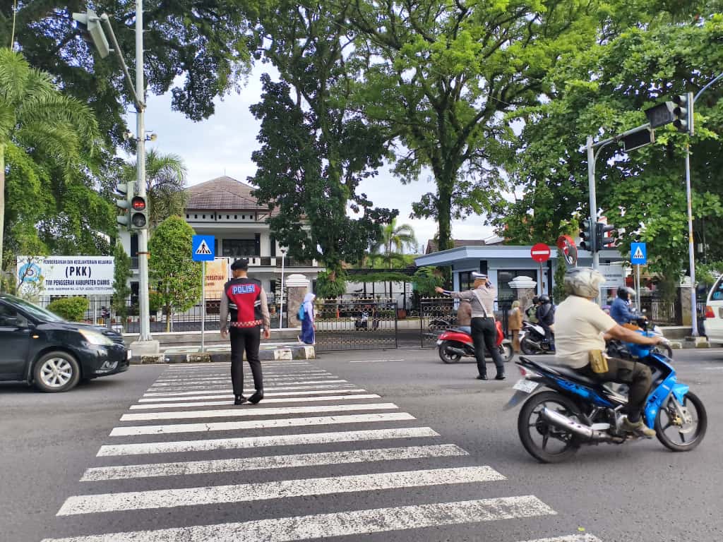 Pelayanan Masyarakat, Samapta Polres Ciamis Bersiaga di Daerah Rawan Kemacetan Saat Pagi