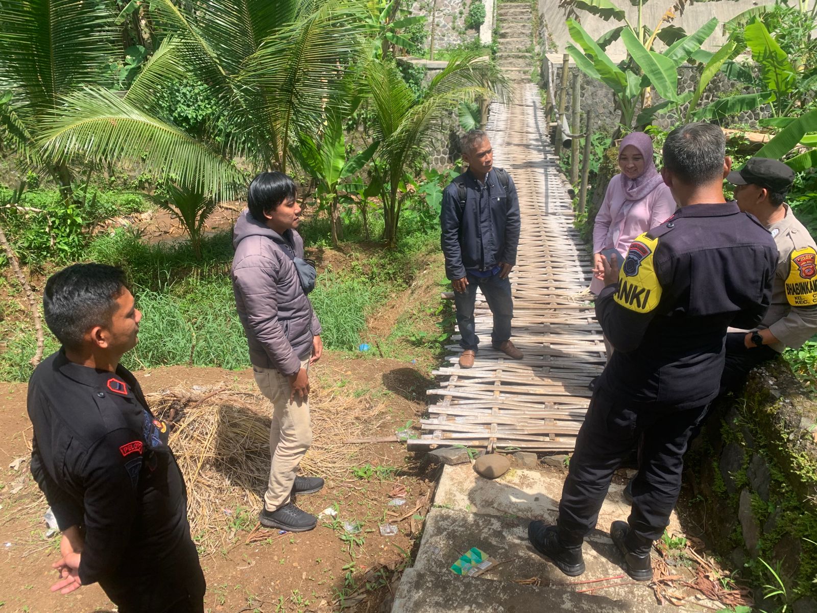 Polsek Ciamis Dampingi Pengecekan Jembatan Gantung Nagawiru, Pastikan Keamanan Akses Vital bagi Warga dan Pelajar