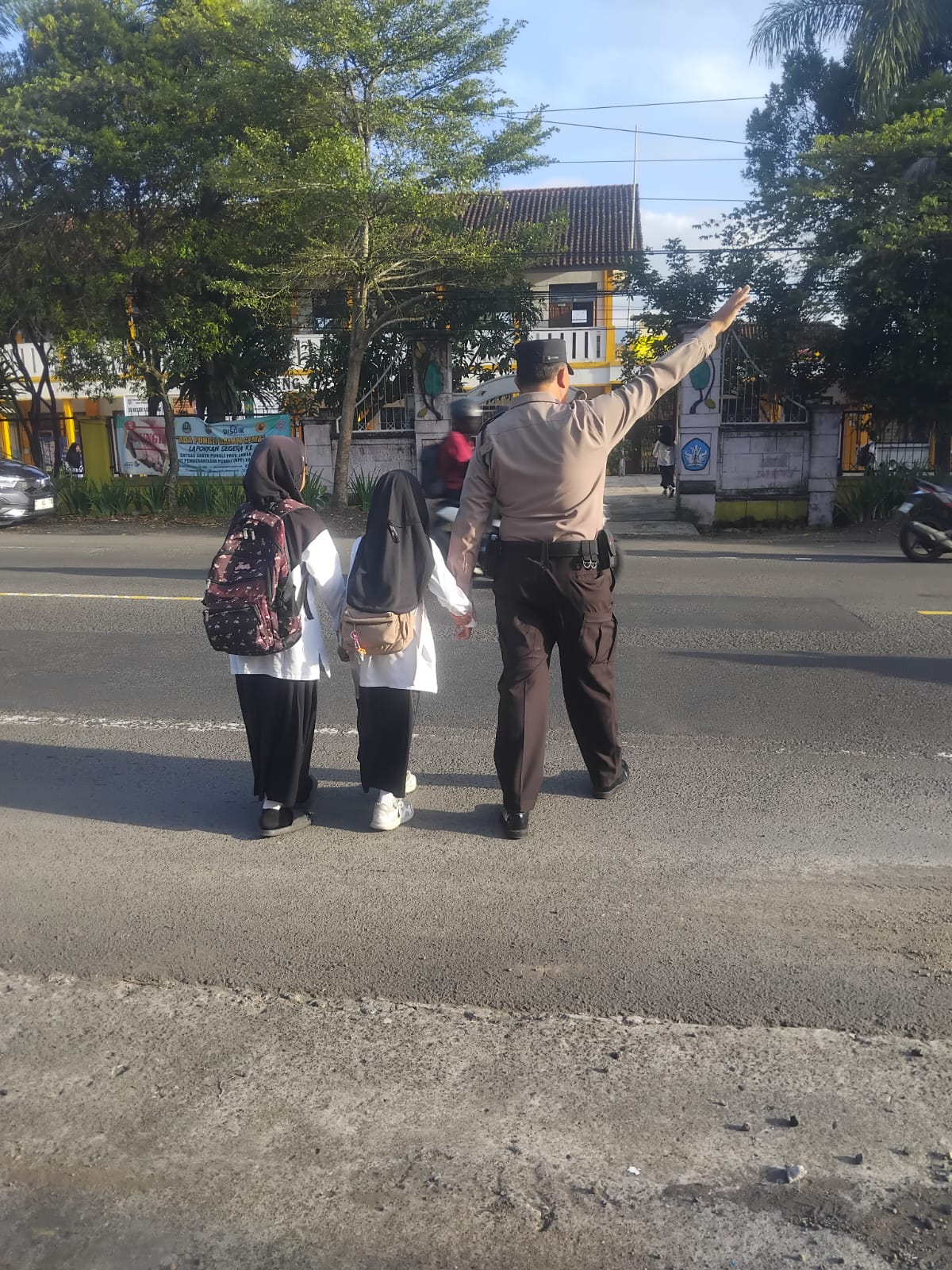 Pelayanan Masyarakat, Anggota Polsek Cikoneng Turun ke Jalan Bantu Orang Menyebrang dan Gatu