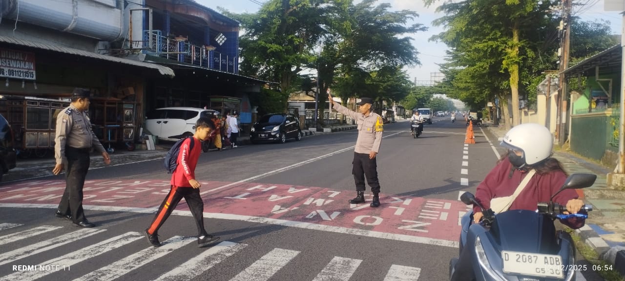 Pelayanan Masyarakat, Polsek Ciamis Turun Bantu Anak Menyebrang di Area SDN 3 Ciamis