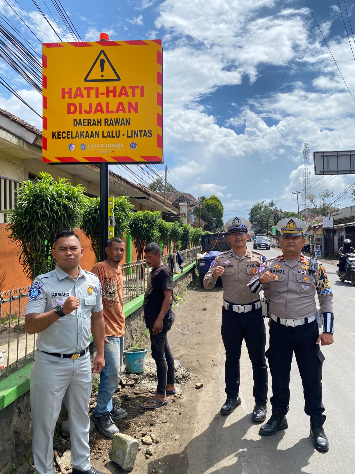 Jasa Raharja Sukabumi Dan Satlantas Polres Sukabumi Pasang Papan Himbauan Di Titik Rawan Laka Lantas Jelang Operasi Natal 2025