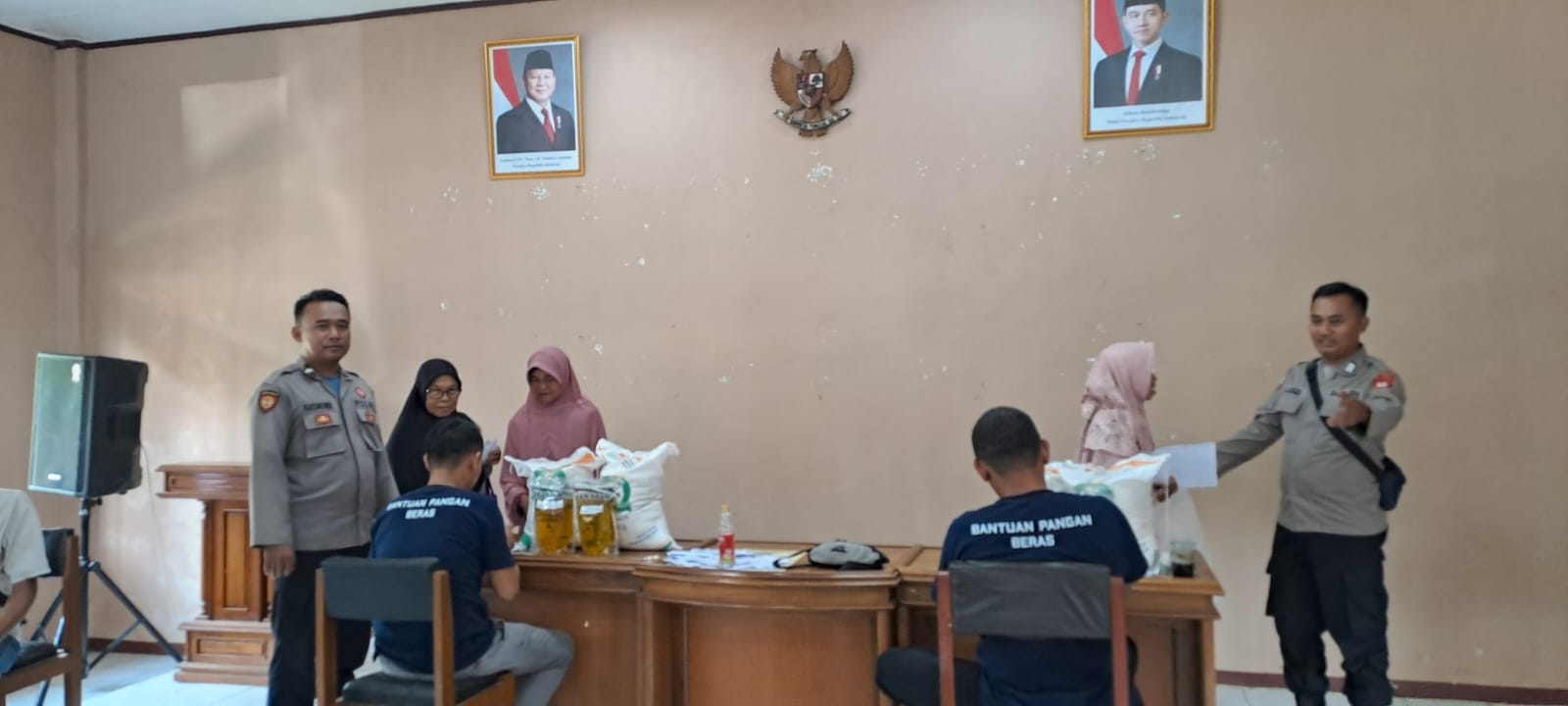Polsek Cisaga Polres Ciamis Awasi Distribusi Bantuan Pangan ke Warga Kepel