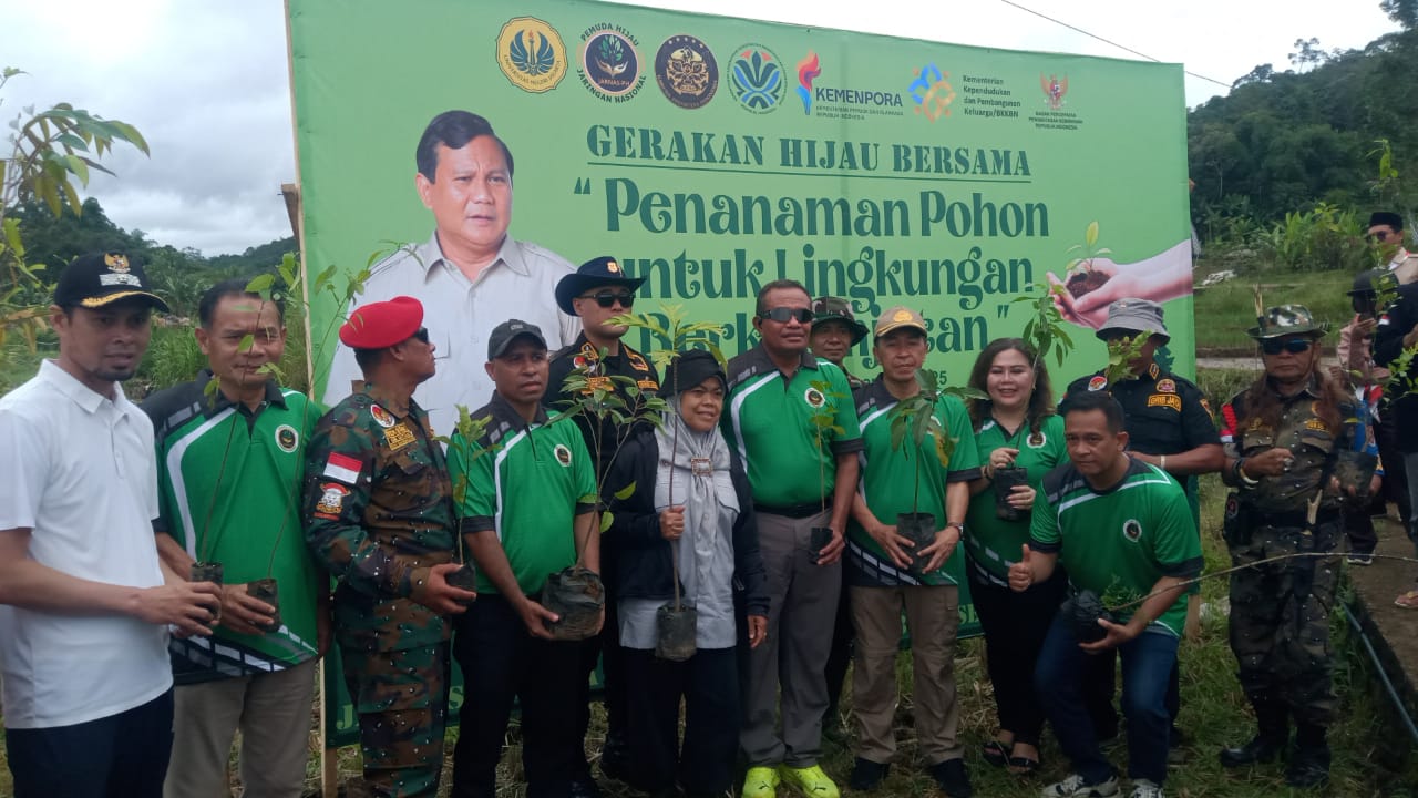 Gerakan Hijau Bersama: Babinsa Desa Sundawenang Dukung Penanaman Pohon untuk Lingkungan yang Lebih Baik