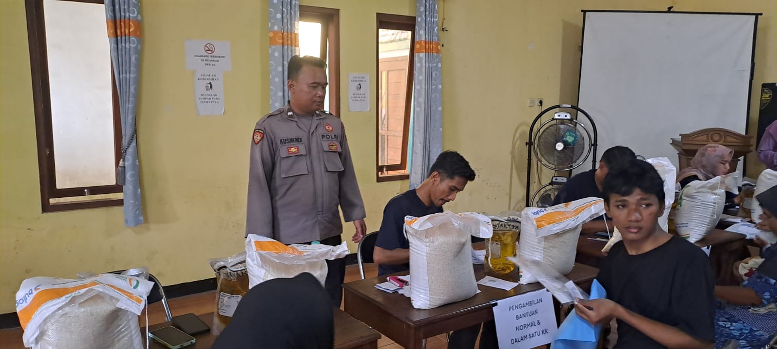 Polsek Cisaga Polres Ciamis Awasi Distribusi Bantuan Pangan ke Warga Cisaga